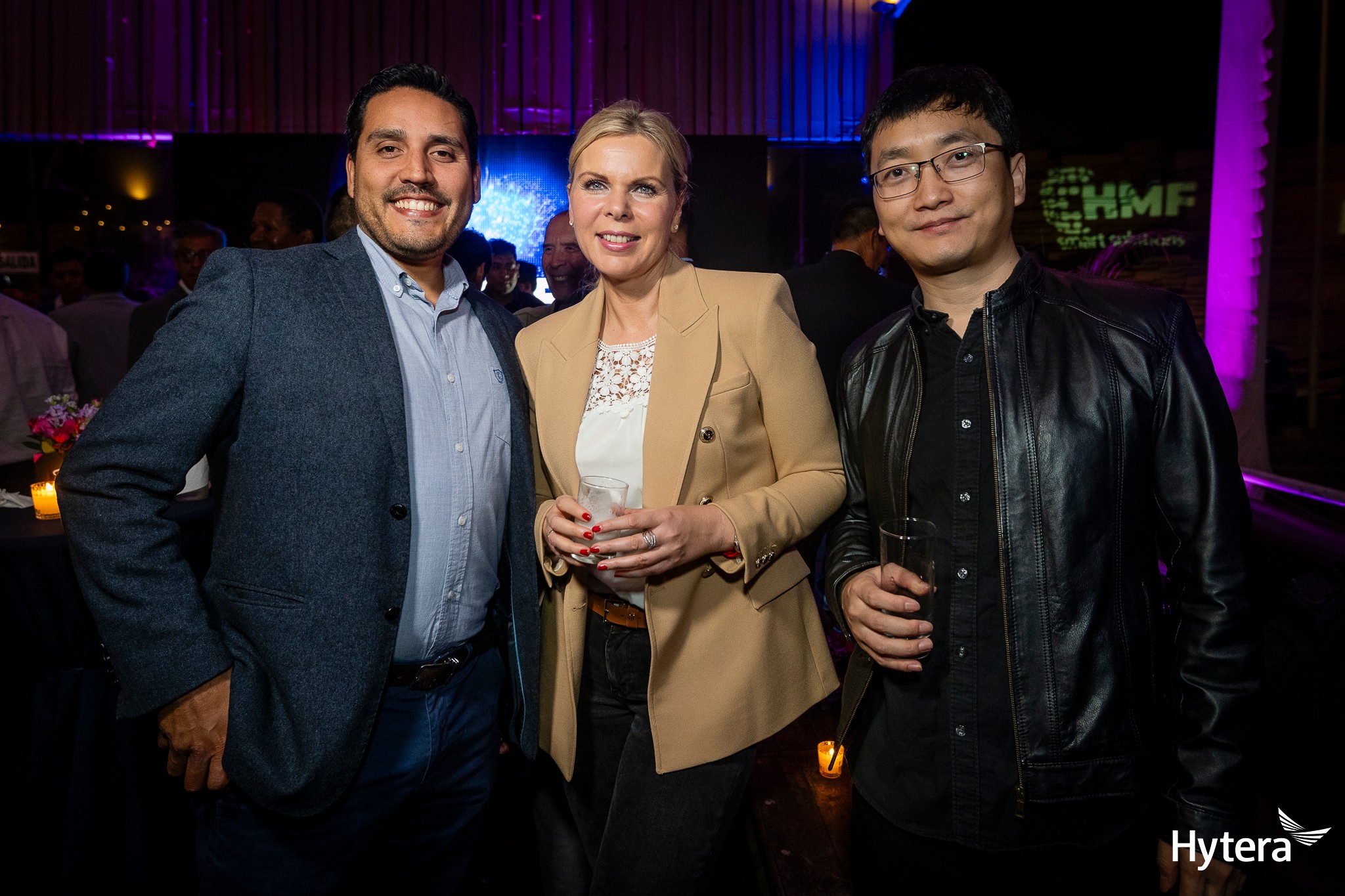 Erick Tovar de SEGO, distribuidor Hytera con Katharina Tadje de HMF Germany
