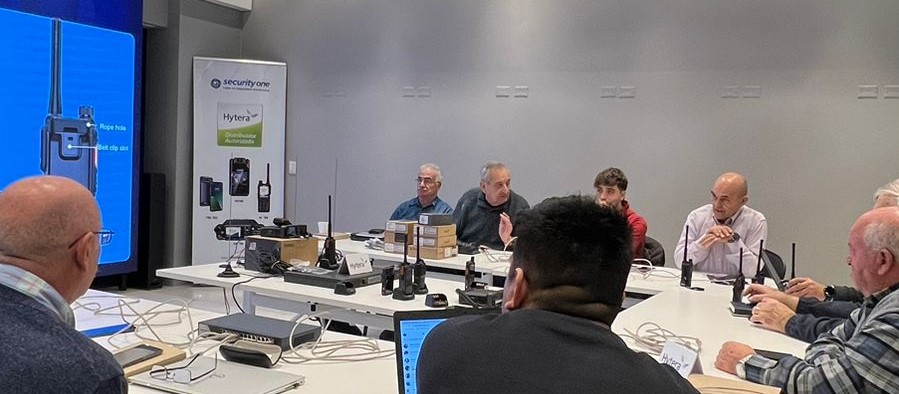 Profesionales de seguridad privada en taller de radio